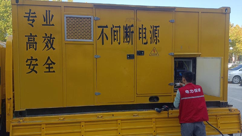 沙依巴克柴油发电机组和UPS电源配合使用时，如何避免切换过程中的电力中断？